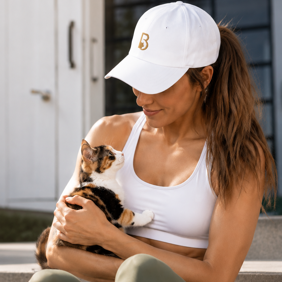 femme sportive avec caquette et chaton